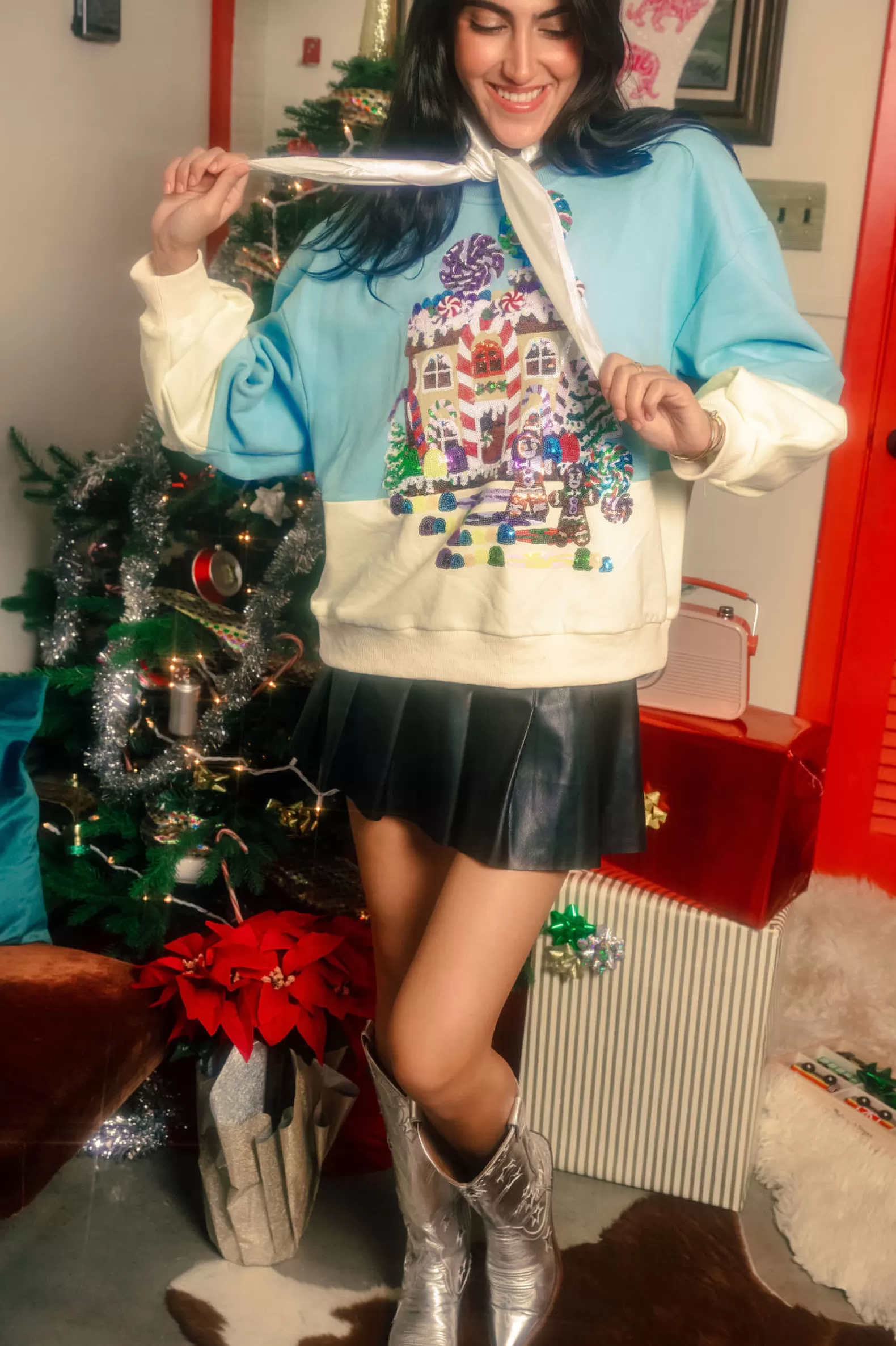 Queen of Sparkles Sweatshirts<Gingerbread House Scene Sweatshirt Light Blue/Beige