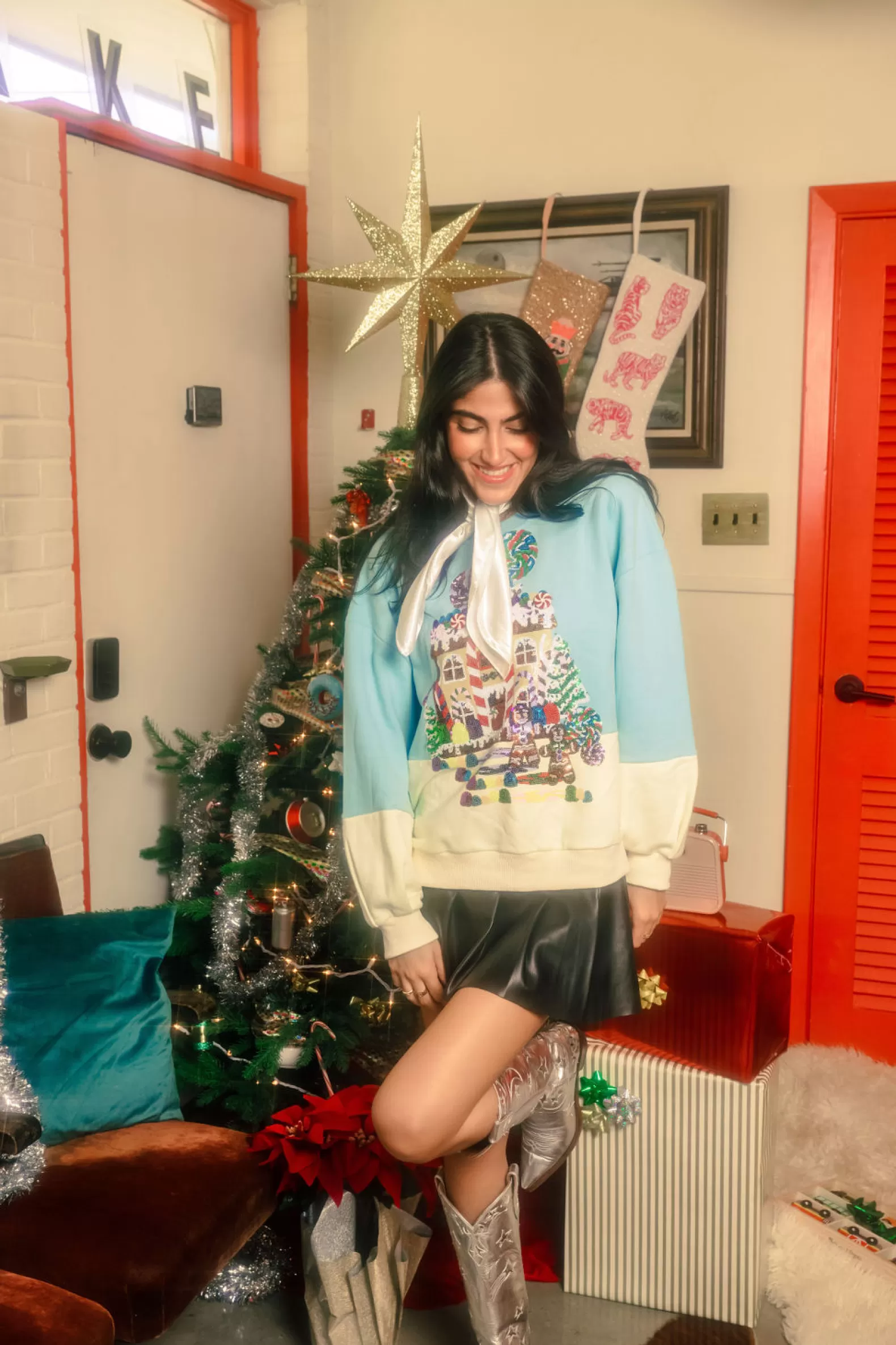 Queen of Sparkles Sweatshirts<Gingerbread House Scene Sweatshirt Light Blue/Beige