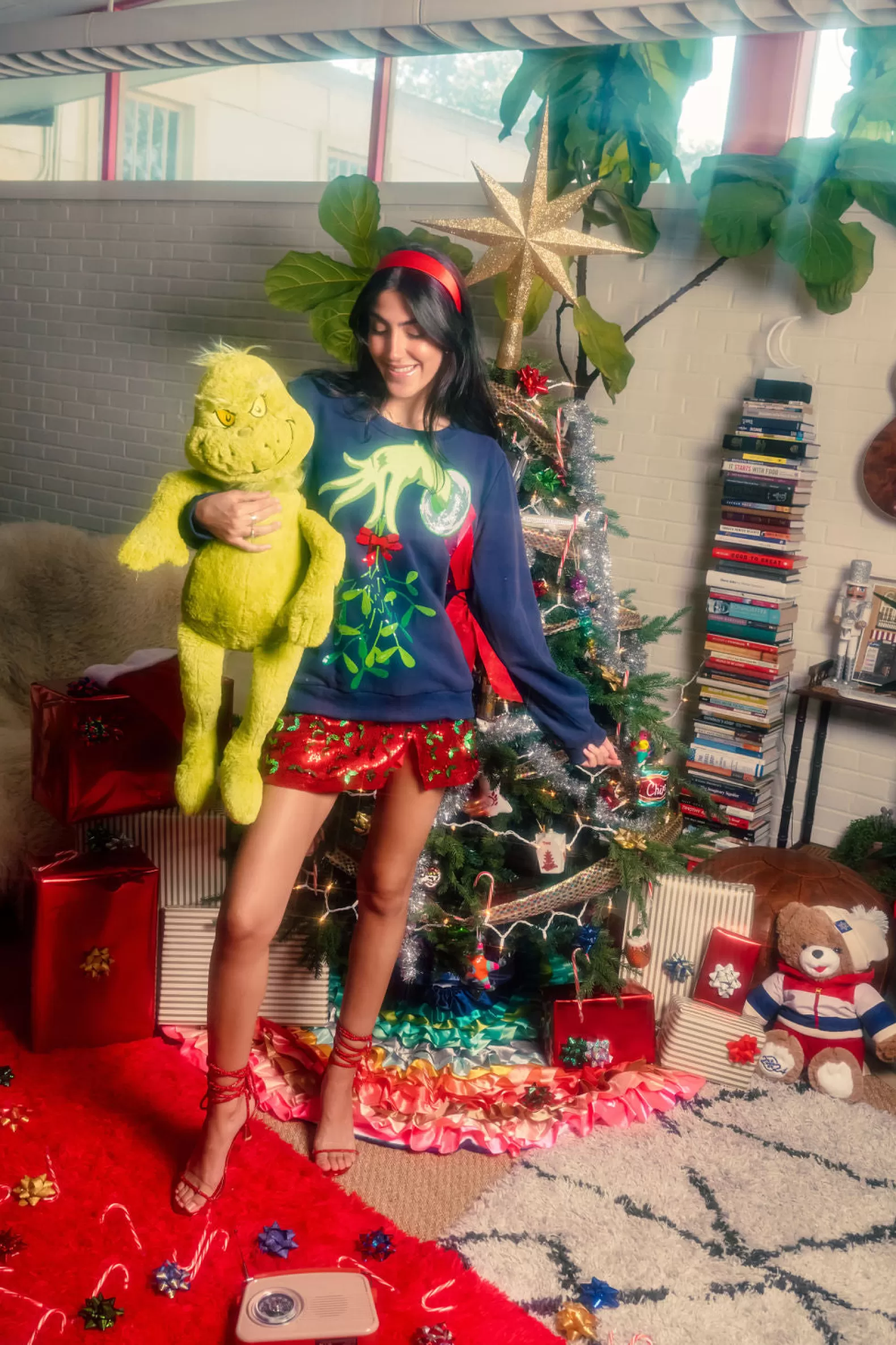 Queen of Sparkles Sweatshirts<Grinch Mistletoe Hand Sweatshirt Navy