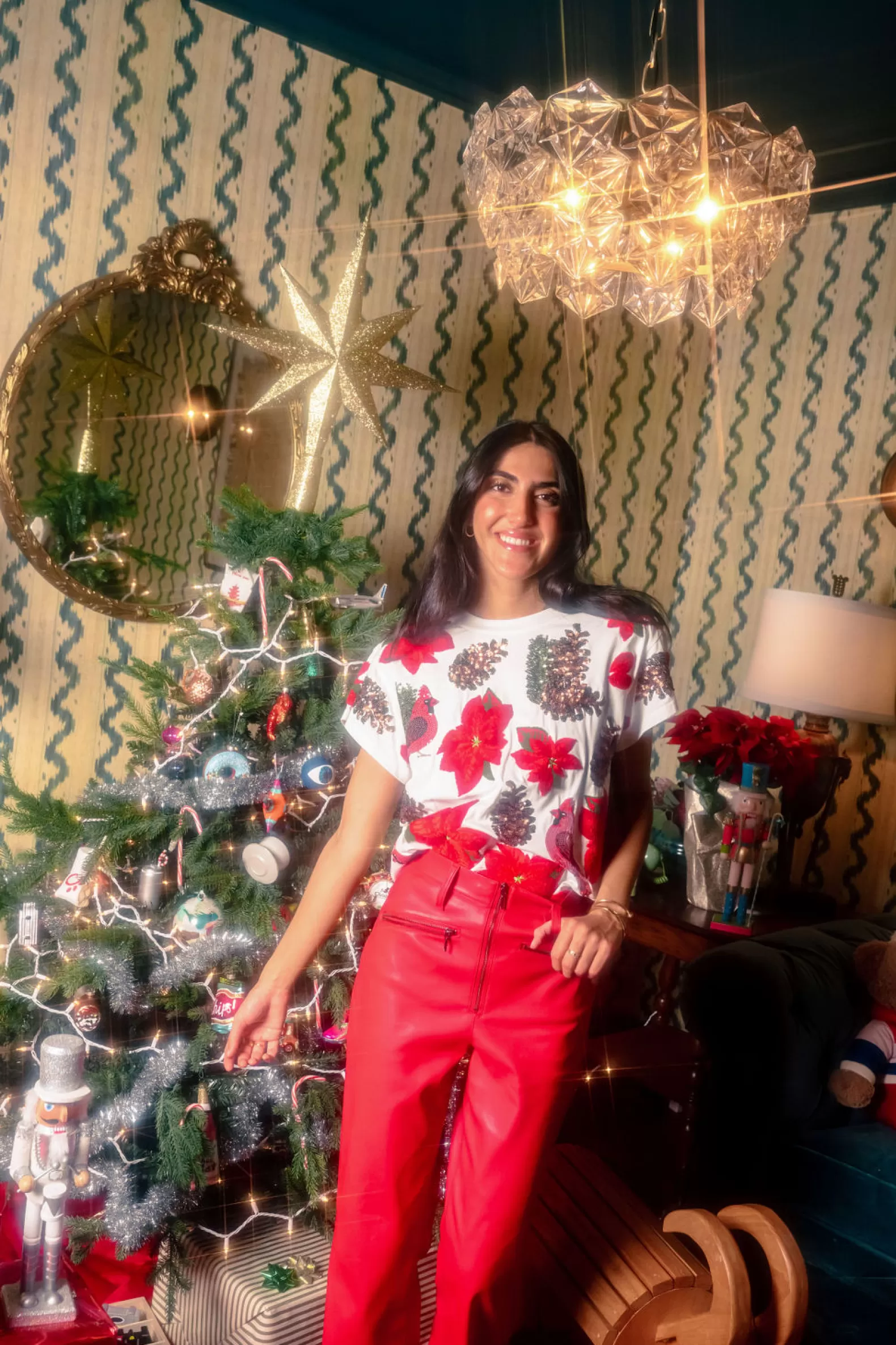 Queen of Sparkles Tees<Poinsettia & Pine Cone Tee White