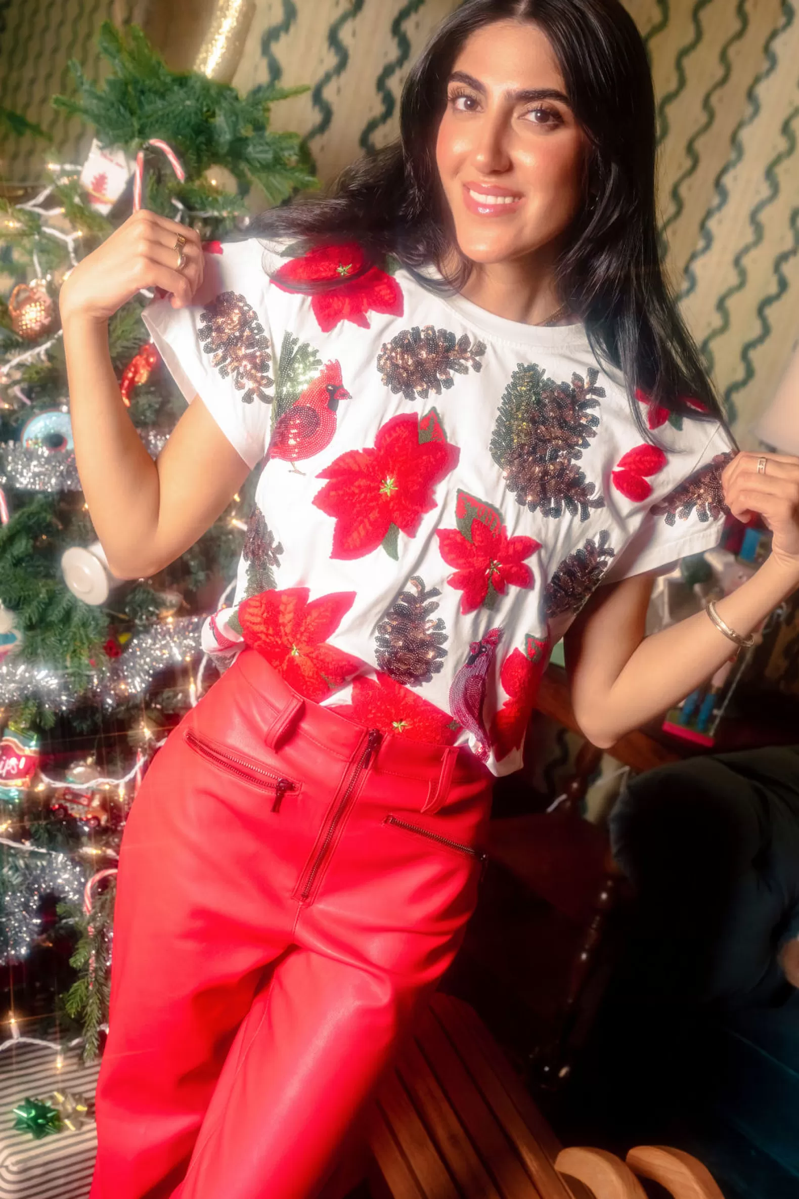 Queen of Sparkles Tees<Poinsettia & Pine Cone Tee White