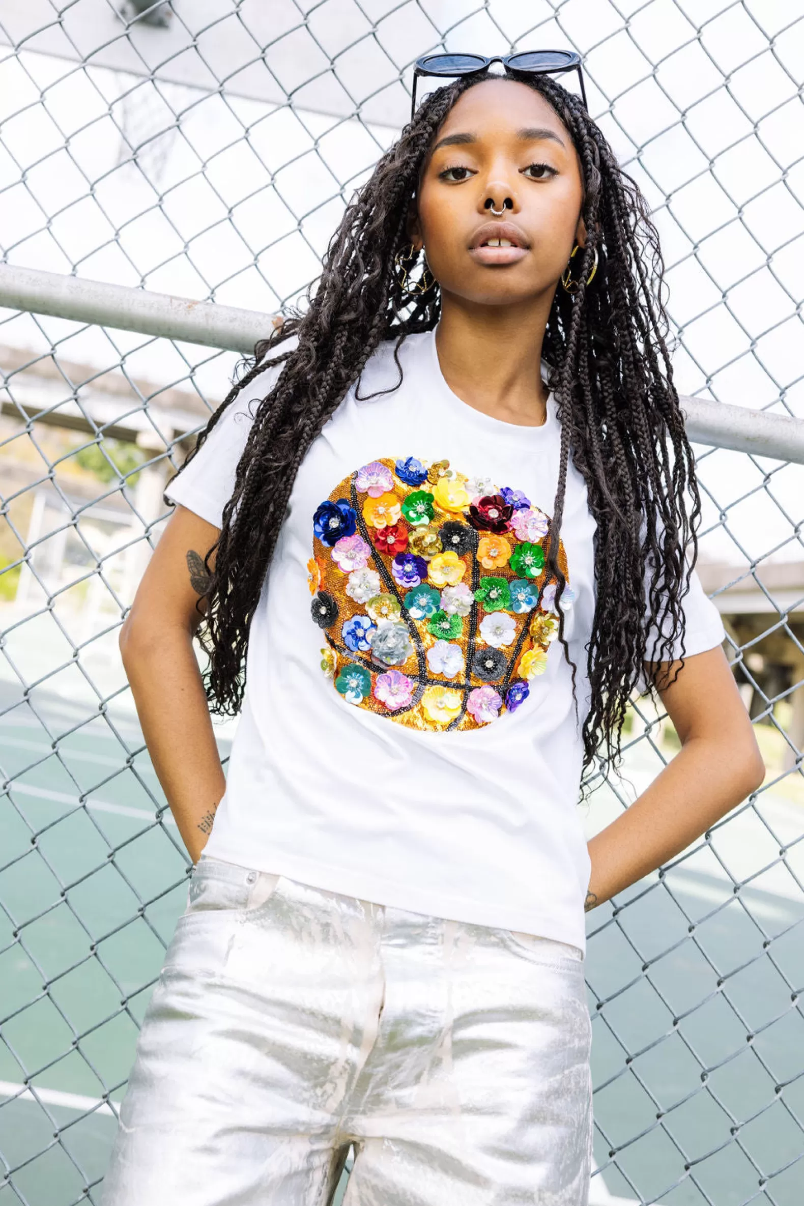 Queen of Sparkles Tees<Rainbow Flower Basketball Tee White