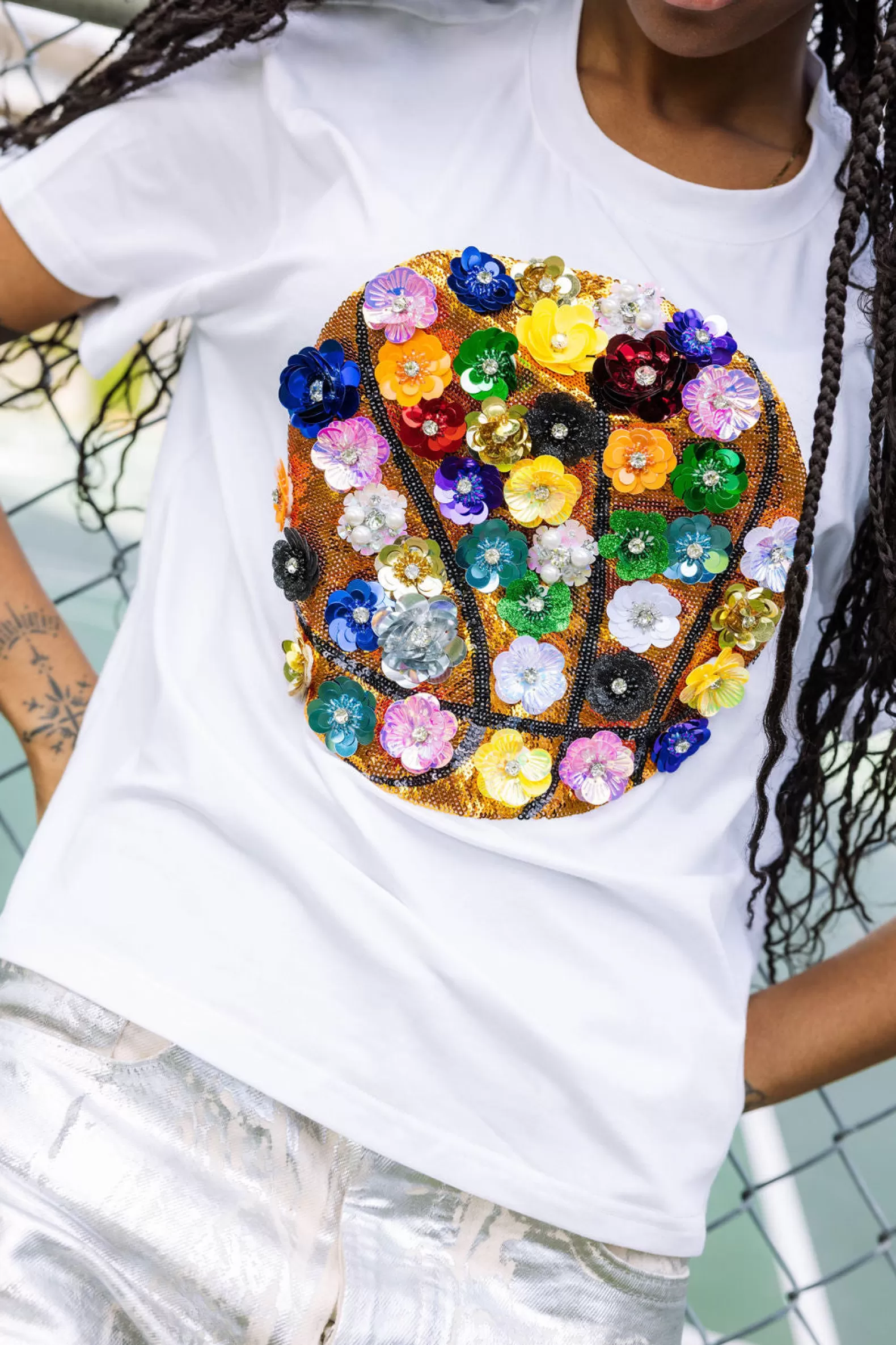 Queen of Sparkles Tees<Rainbow Flower Basketball Tee White