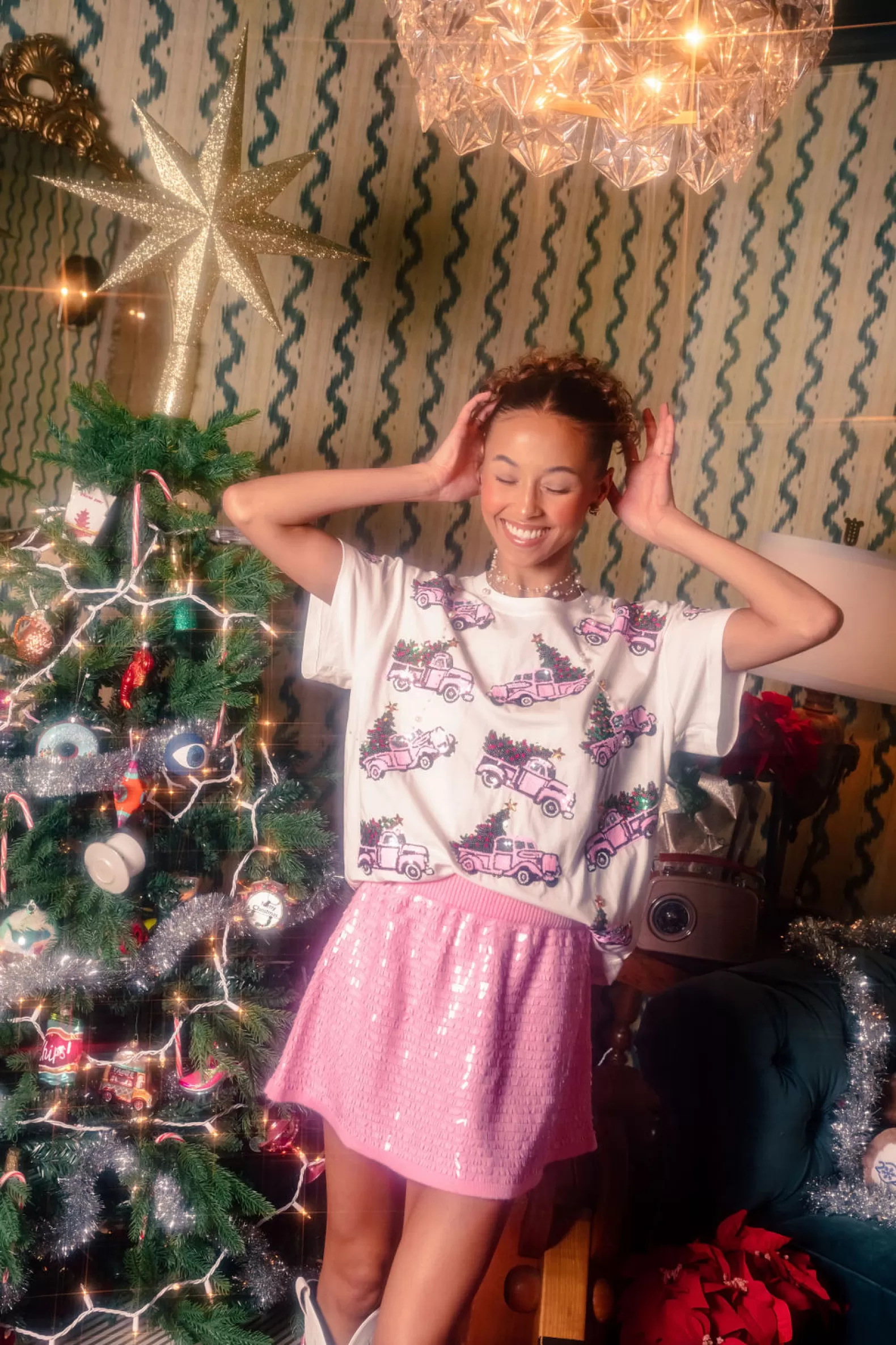 Queen of Sparkles Tees<Trucks With Christmas Trees Tee White